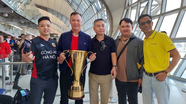 Đội tuyển Việt Nam mang cúp vô địch ASEAN Cup 2024 về tới Hà Nội, Xuân Son được đưa ngay vào bệnh viện- Ảnh 17.