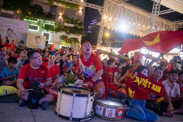 Nhìn lại những cảm xúc khó quên trong một "đêm không ngủ" của cả Việt Nam: Từ sự hụt hẫng, lo lắng đến vỡ oà trong hạnh phúc chiến thắng!- Ảnh 1.