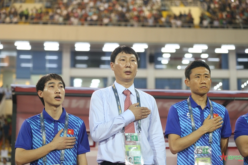 Chân dung HLV Kim Sang-sik: Từng là tiền vệ phòng ngự bậc nhất của bóng đá Hàn Quốc, khét tiếng với biệt danh "rắn độc" vì không ngại va chạm- Ảnh 2.