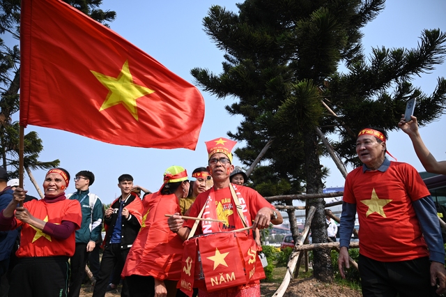 NÓNG nhất lúc này: Người hâm mộ đã có mặt tại Sân bay Nội Bài, háo hức chờ đón những người hùng của đội tuyển Việt Nam- Ảnh 9.