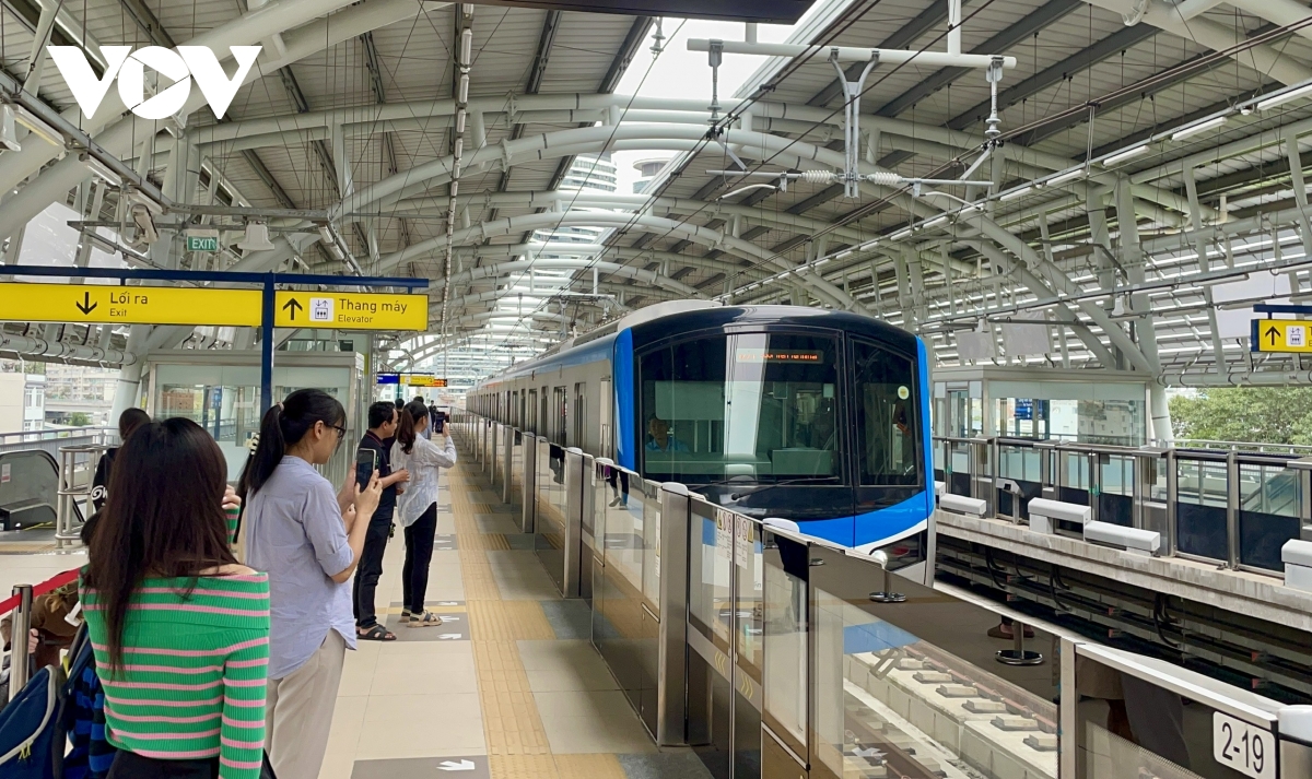 Khách đi Metro 1 tăng 300% sau 2 tuần vận hành thương mại- Ảnh 1.