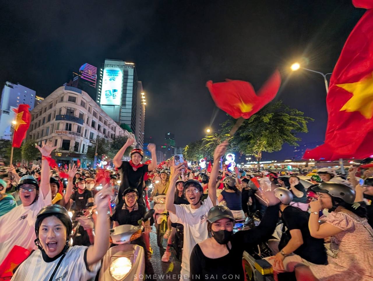 Hàng quán cả nước đồng loạt “chơi lớn” mừng tuyển Việt Nam vô địch ASEAN Cup 2024- Ảnh 1.