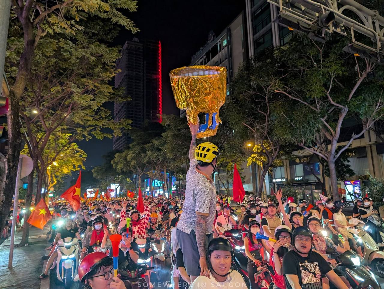 Hàng quán cả nước đồng loạt “chơi lớn” mừng tuyển Việt Nam vô địch ASEAN Cup 2024- Ảnh 3.