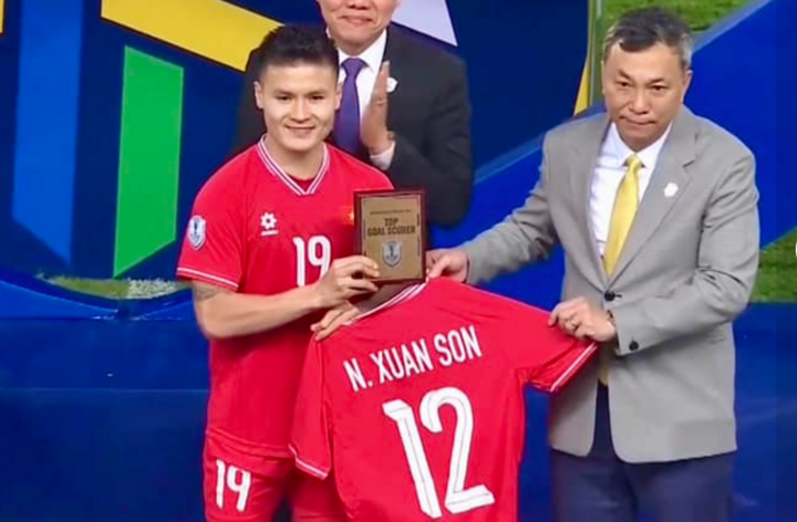 Xuân Son xuất sắc nhất AFF Cup 2024, nằm viện vẫn nhận 2 giải thưởng- Ảnh 2.