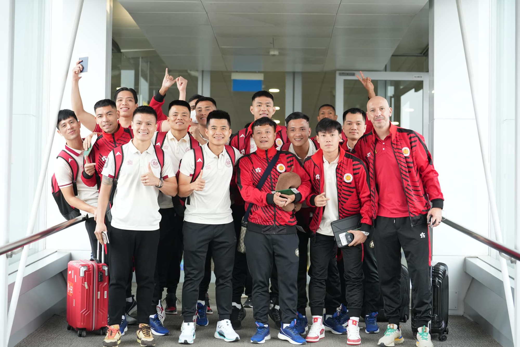 Vừa vô địch AFF Cup, Quang Hải đã phải tức tốc sang Philippies thi đấu tiếp, một cầu thủ khác phải ở lại Thái Lan bỏ lỡ lễ mừng công- Ảnh 1.