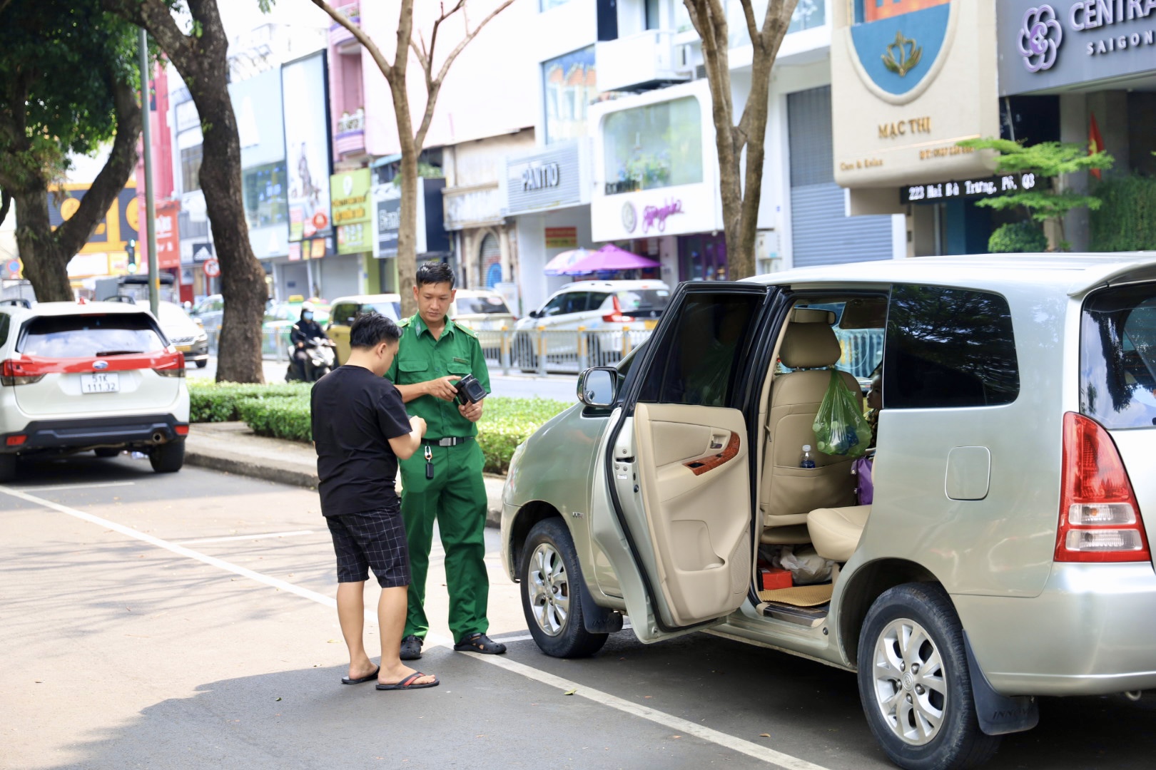 Bớt lấn cấn chuyện thu phí đỗ ô tô- Ảnh 2.