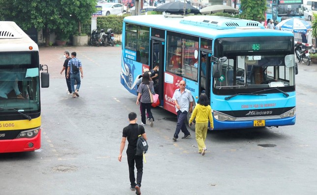 Hà Nội thay thế 3 tuyến buýt chạy dầu sang xe điện từ ngày 1/2- Ảnh 1.