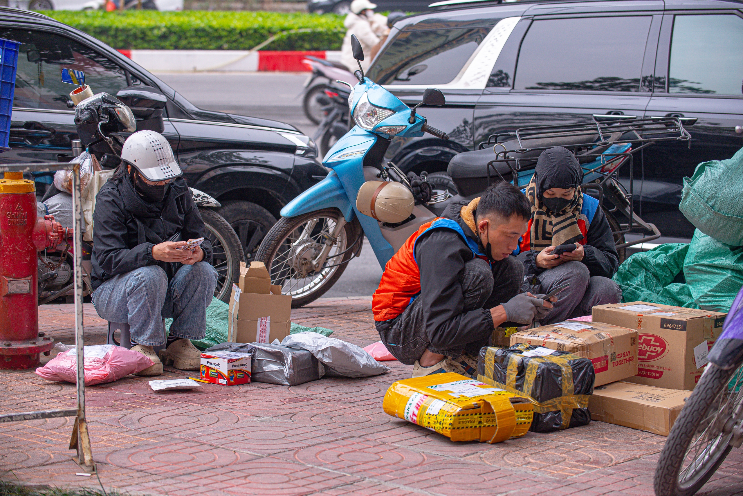 Trung tâm thương mại, nhà phố đua nhau trả mặt bằng, shipper bơi giữa đống hàng ở Hà Nội- Ảnh 9.