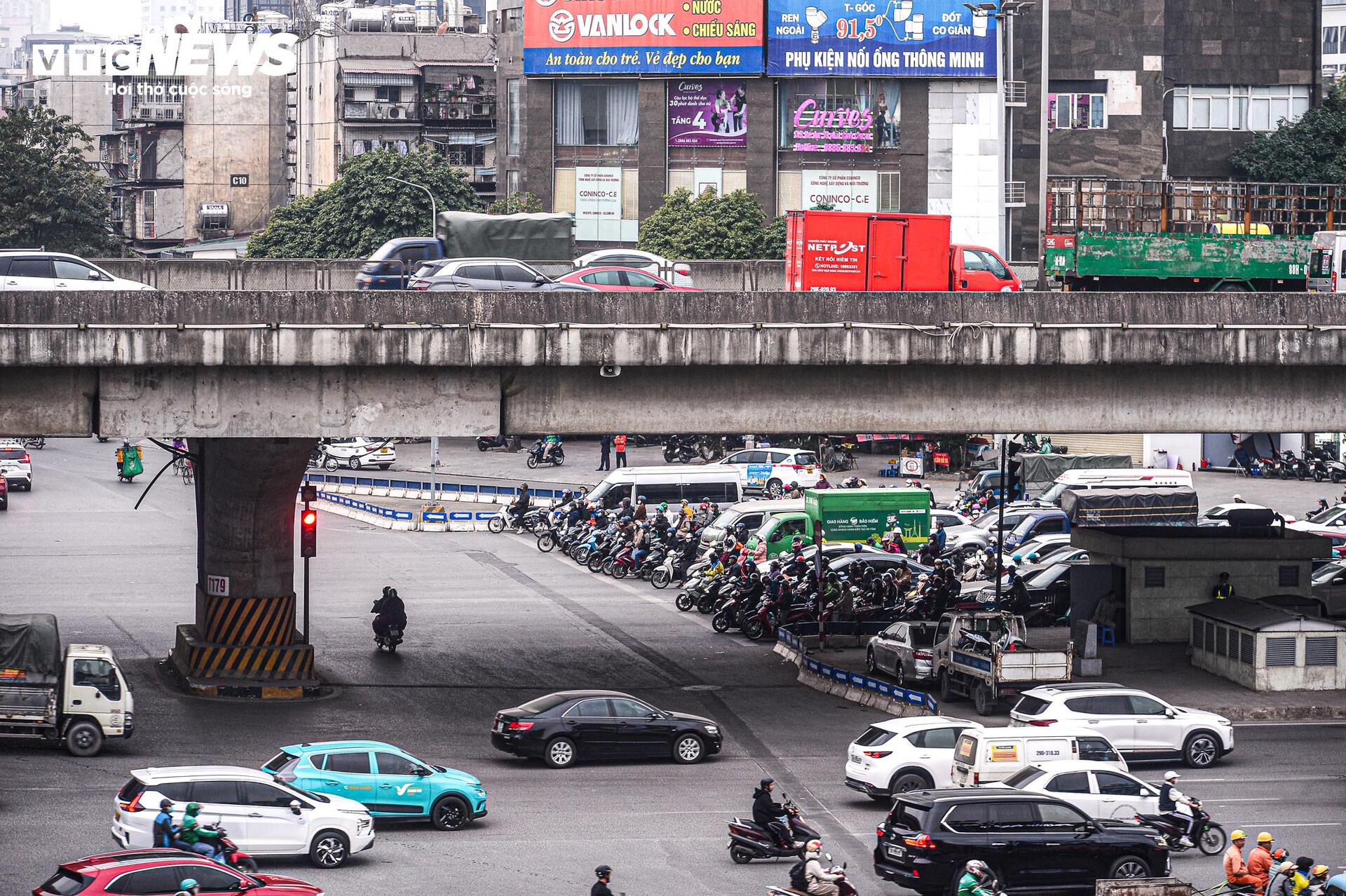 Mức phạt tăng, xe cộ xếp hàng thẳng tắp chờ đèn đỏ ở các ngã tư Hà Nội- Ảnh 11.