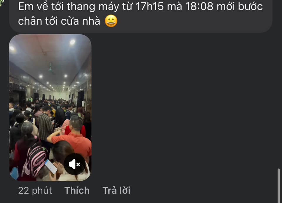 Hà Nội: Hàng nghìn cư dân mệt mỏi, chờ đợi gần 1 tiếng trước sảnh thang máy chung cư mới lên được đến nhà- Ảnh 2.