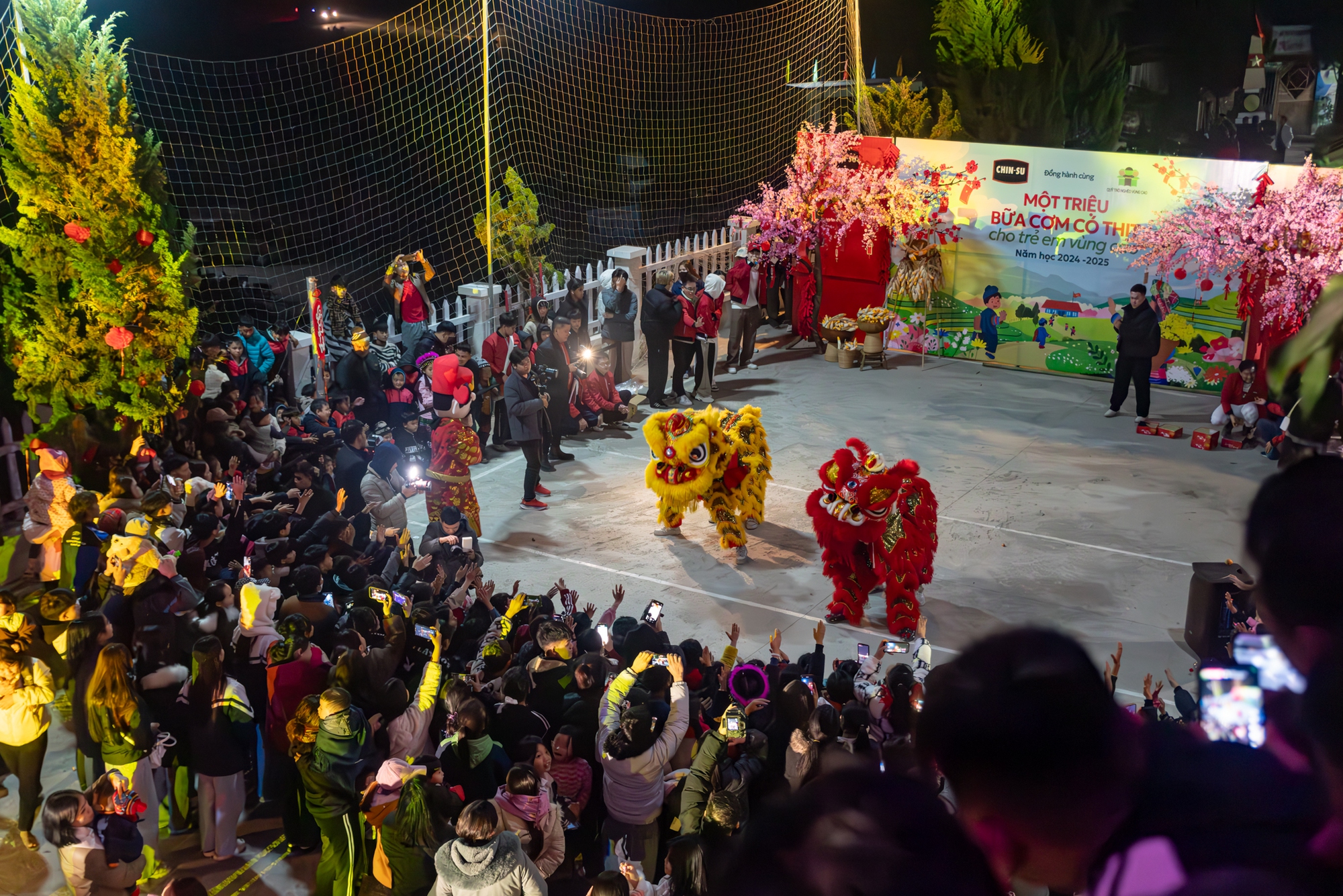 Nghi ngút chảo thịt kho trứng khổng lồ, CHIN-SU Một triệu bữa cơm có thịt mang Tết lên bản cho các trò vùng cao- Ảnh 3.