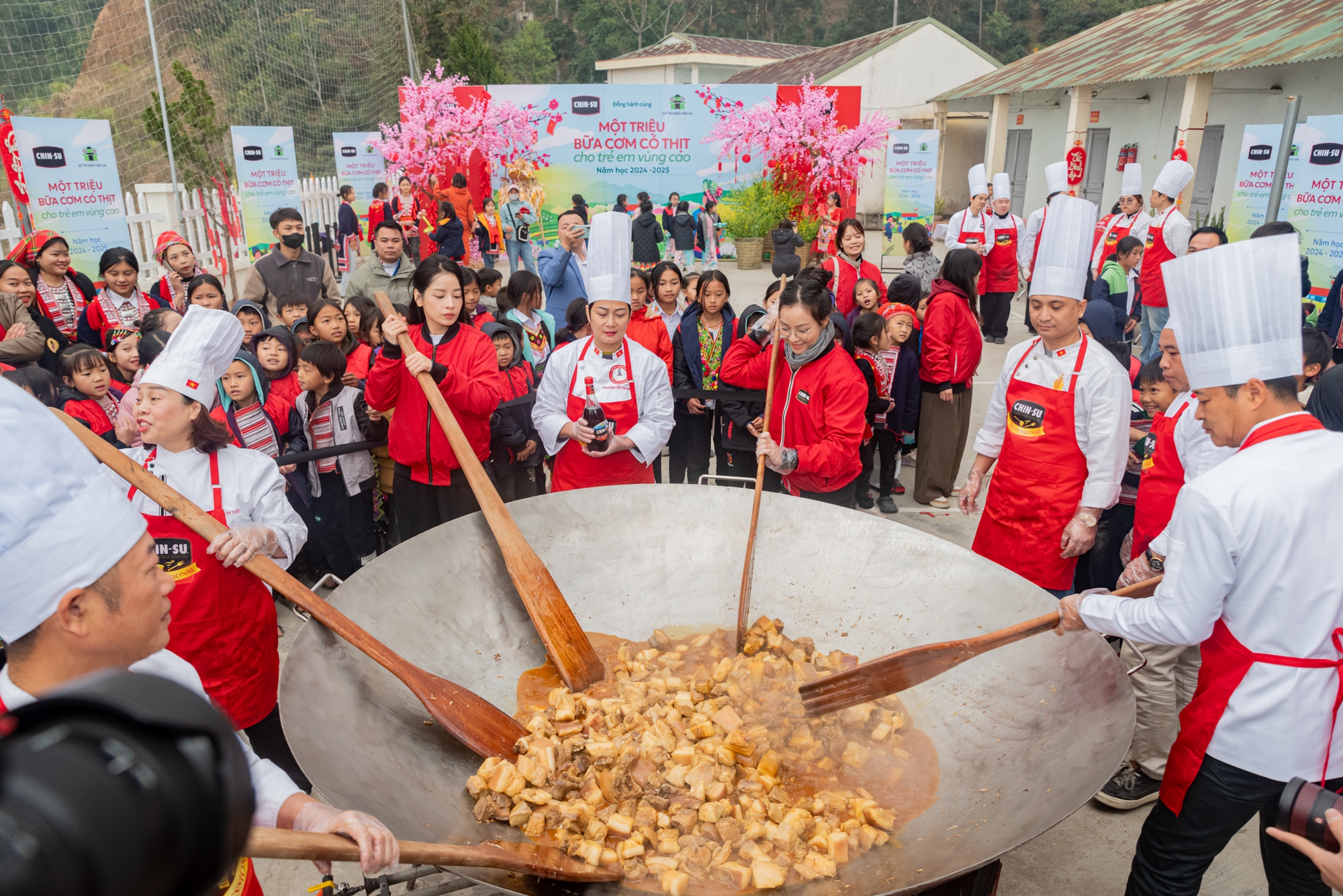 Nghi ngút chảo thịt kho trứng khổng lồ, CHIN-SU Một triệu bữa cơm có thịt mang Tết lên bản cho các trò vùng cao- Ảnh 9.