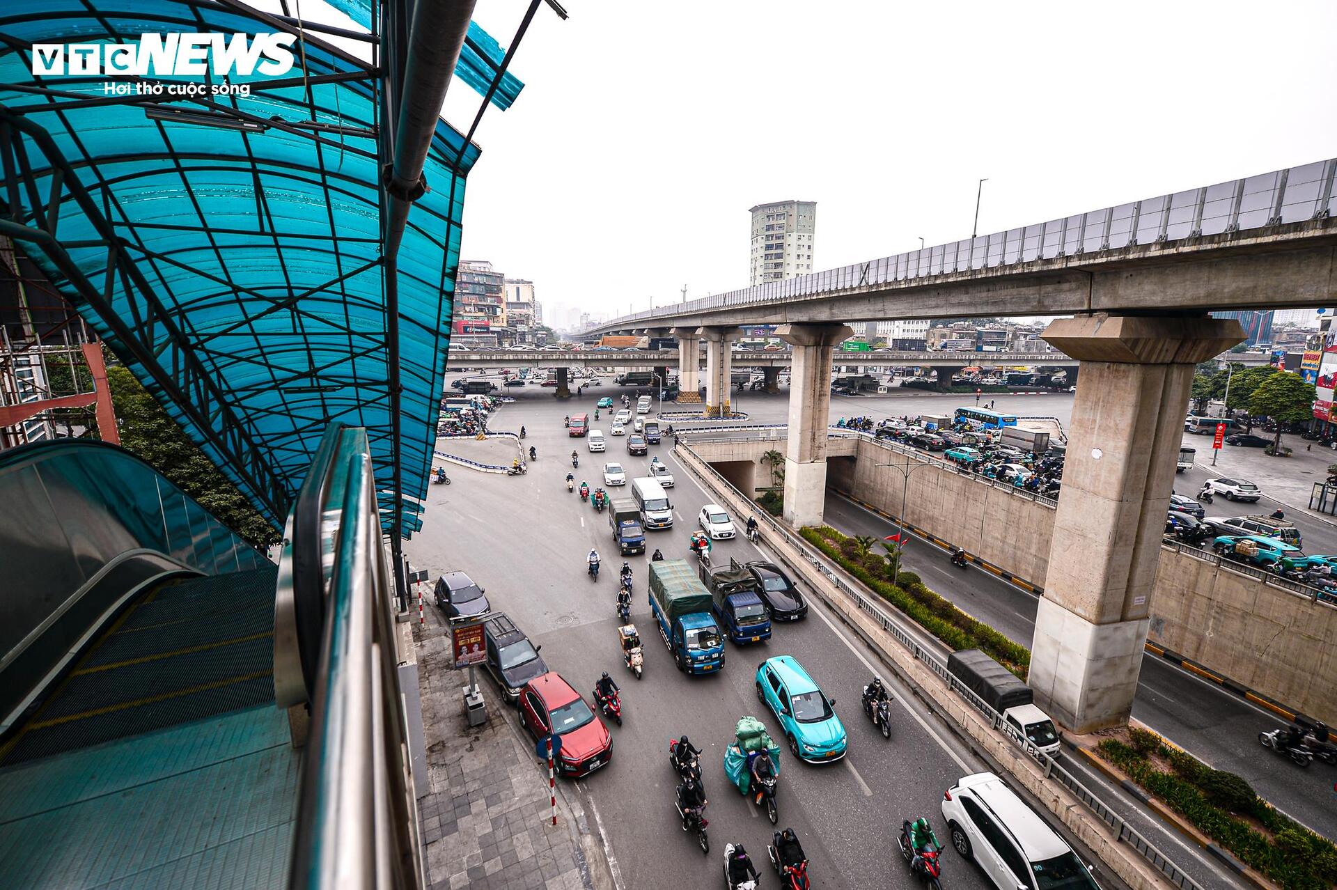 Trời Hà Nội mờ đục từ sáng đến tối, dân 'ngộp thở' trong mùa ô nhiễm không khí- Ảnh 6.