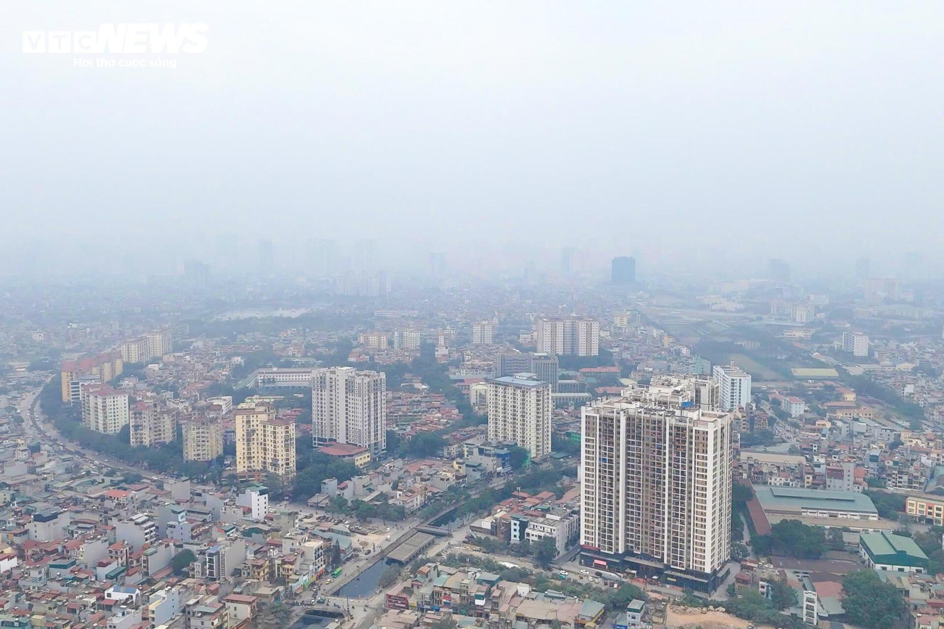 Trời Hà Nội mờ đục từ sáng đến tối, dân 'ngộp thở' trong mùa ô nhiễm không khí- Ảnh 1.