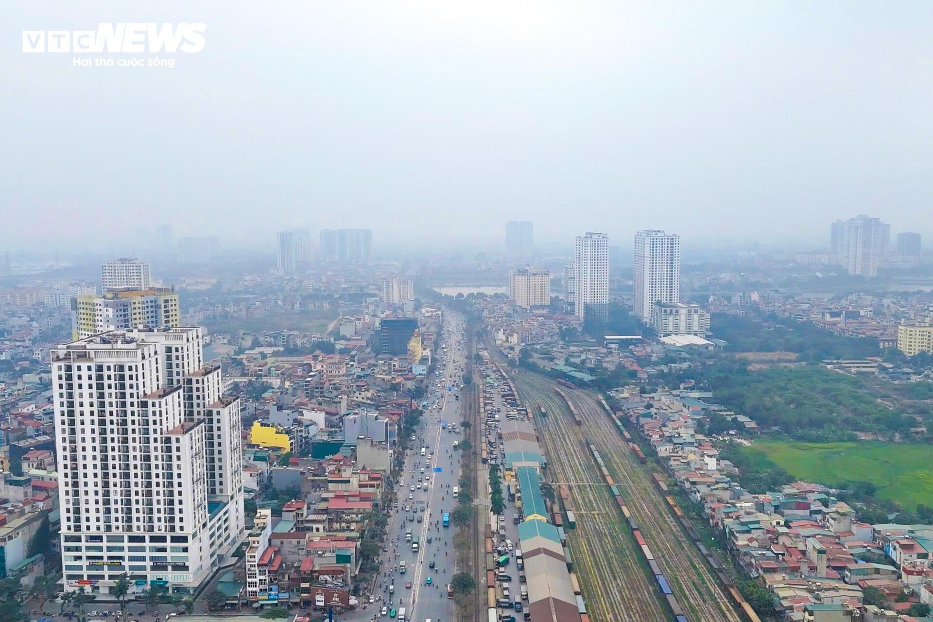 Trời Hà Nội mờ đục từ sáng đến tối, dân 'ngộp thở' trong mùa ô nhiễm không khí- Ảnh 4.