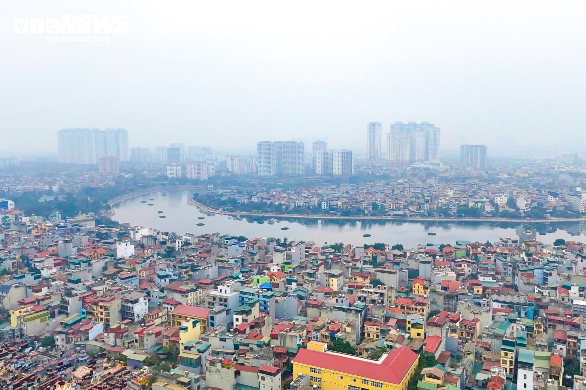 Trời Hà Nội mờ đục từ sáng đến tối, dân 'ngộp thở' trong mùa ô nhiễm không khí- Ảnh 2.