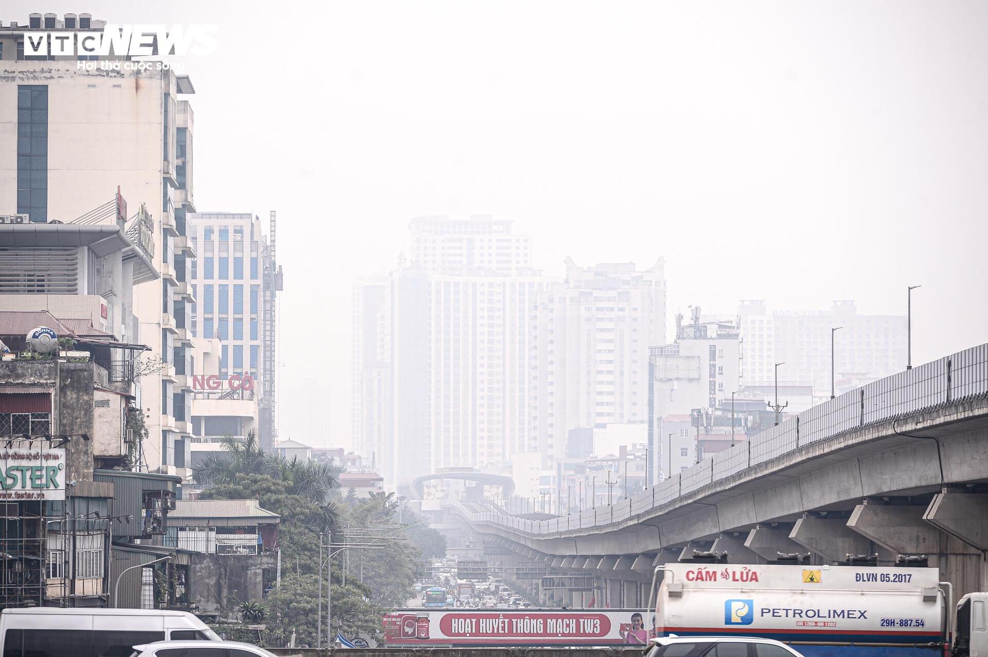 Trời Hà Nội mờ đục từ sáng đến tối, dân 'ngộp thở' trong mùa ô nhiễm không khí- Ảnh 18.