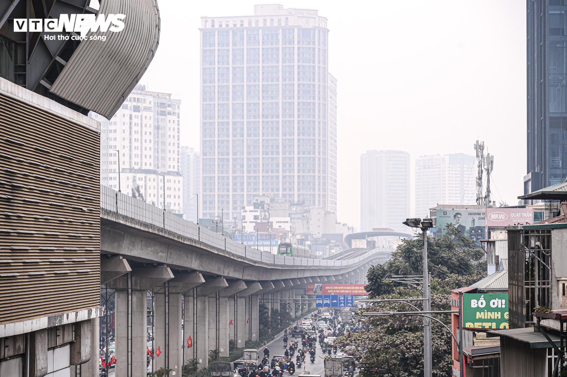 Trời Hà Nội mờ đục từ sáng đến tối, dân 'ngộp thở' trong mùa ô nhiễm không khí- Ảnh 7.