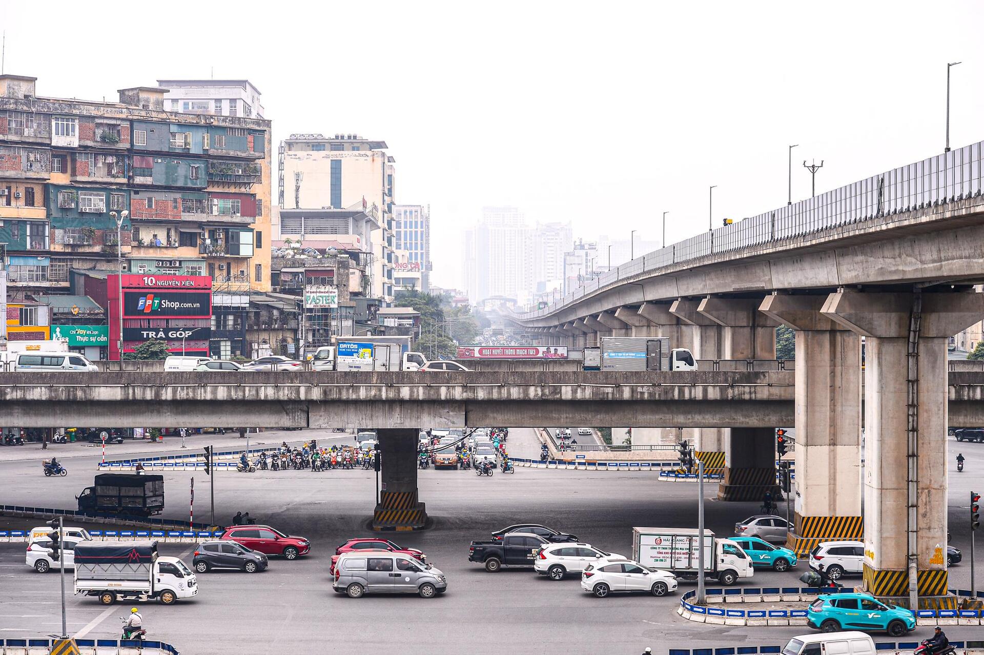 Trời Hà Nội mờ đục từ sáng đến tối, dân 'ngộp thở' trong mùa ô nhiễm không khí- Ảnh 5.