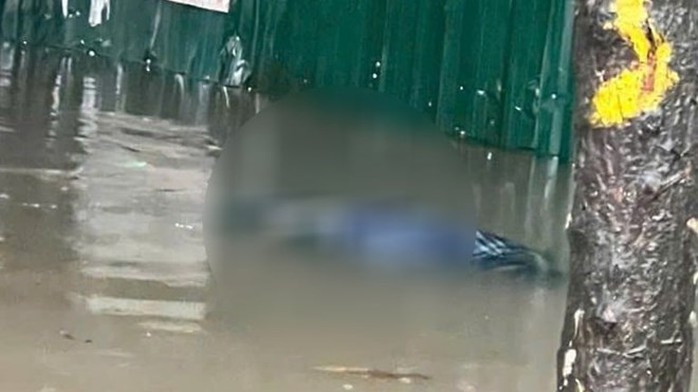 Phát hiện người đàn ông tử vong tại tuyến phố ngập nước ở Hà Nội- Ảnh 1.