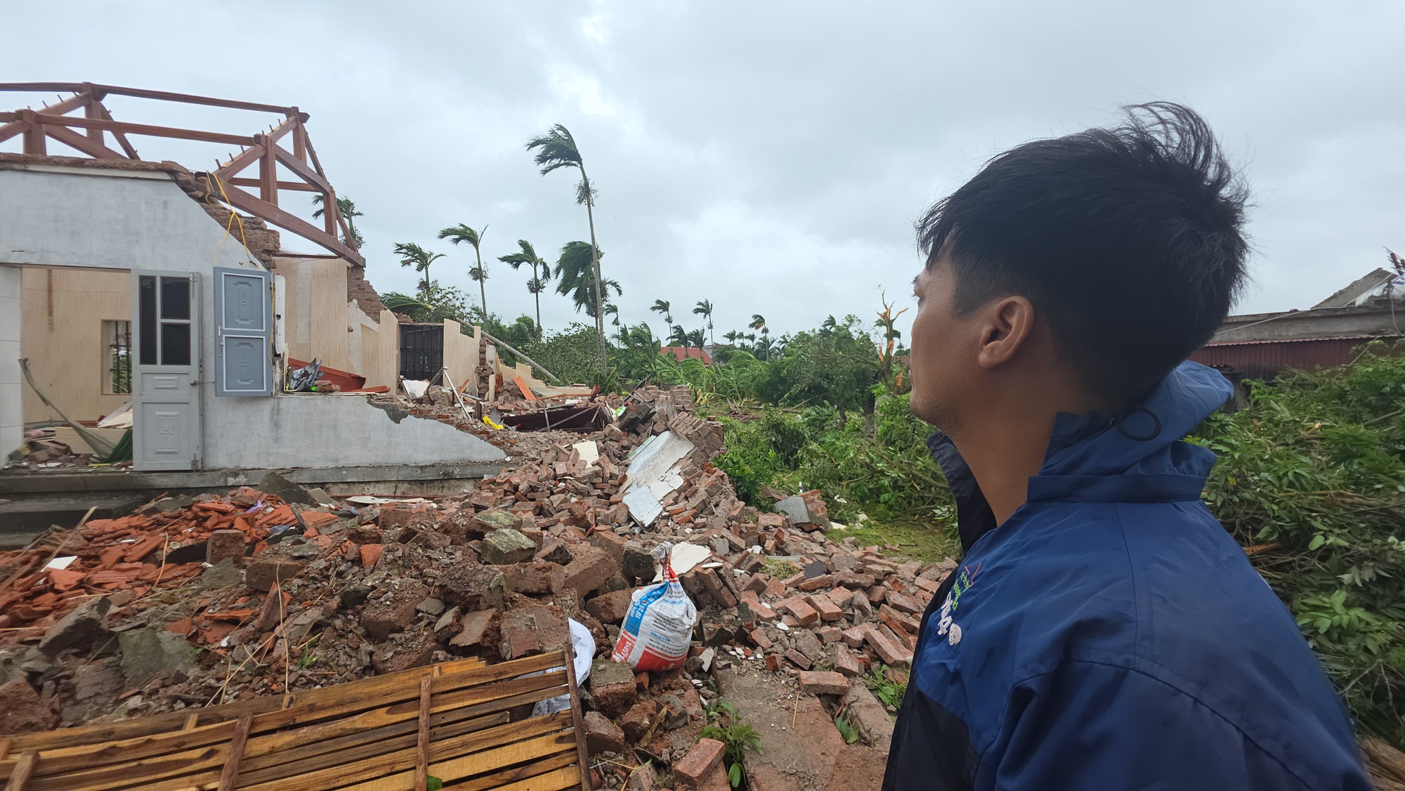 Khi ta còn được về nhà- Ảnh 4. Khi ta còn được về nhà- Ảnh 4.