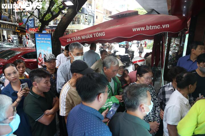 Xếp hàng từ sáng sớm chờ mua vàng giá 138 triệu đồng/lượng: Chuyên gia cảnh báo- Ảnh 2. Xếp hàng từ sáng sớm chờ mua vàng giá 138 triệu đồng/lượng: Chuyên gia cảnh báo- Ảnh 2.