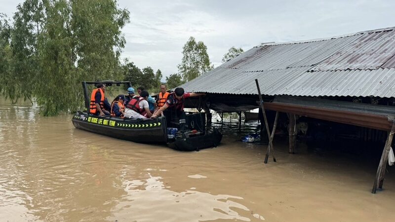 Vừa quần thảo Việt Nam, bão Bualoi tiếp tục tàn phá quốc gia này: Mưa lớn từ đêm tới sáng, nhà cửa ngập tới nóc, trường học phải đóng cửa- Ảnh 2. Vừa quần thảo Việt Nam, bão Bualoi tiếp tục tàn phá quốc gia này: Mưa lớn từ đêm tới sáng, nhà cửa ngập tới nóc, trường học phải đóng cửa- Ảnh 2.
