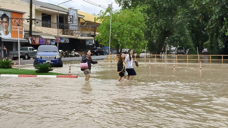 Vừa quần thảo Việt Nam, bão Bualoi tiếp tục tàn phá quốc gia này: Mưa lớn từ đêm tới sáng, nhà cửa ngập tới nóc, trường học phải đóng cửa- Ảnh 3. Vừa quần thảo Việt Nam, bão Bualoi tiếp tục tàn phá quốc gia này: Mưa lớn từ đêm tới sáng, nhà cửa ngập tới nóc, trường học phải đóng cửa- Ảnh 3.
