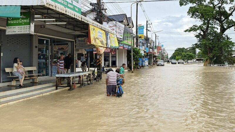 Vừa quần thảo Việt Nam, bão Bualoi tiếp tục tàn phá quốc gia này: Mưa lớn từ đêm tới sáng, nhà cửa ngập tới nóc, trường học phải đóng cửa- Ảnh 4. Vừa quần thảo Việt Nam, bão Bualoi tiếp tục tàn phá quốc gia này: Mưa lớn từ đêm tới sáng, nhà cửa ngập tới nóc, trường học phải đóng cửa- Ảnh 4.