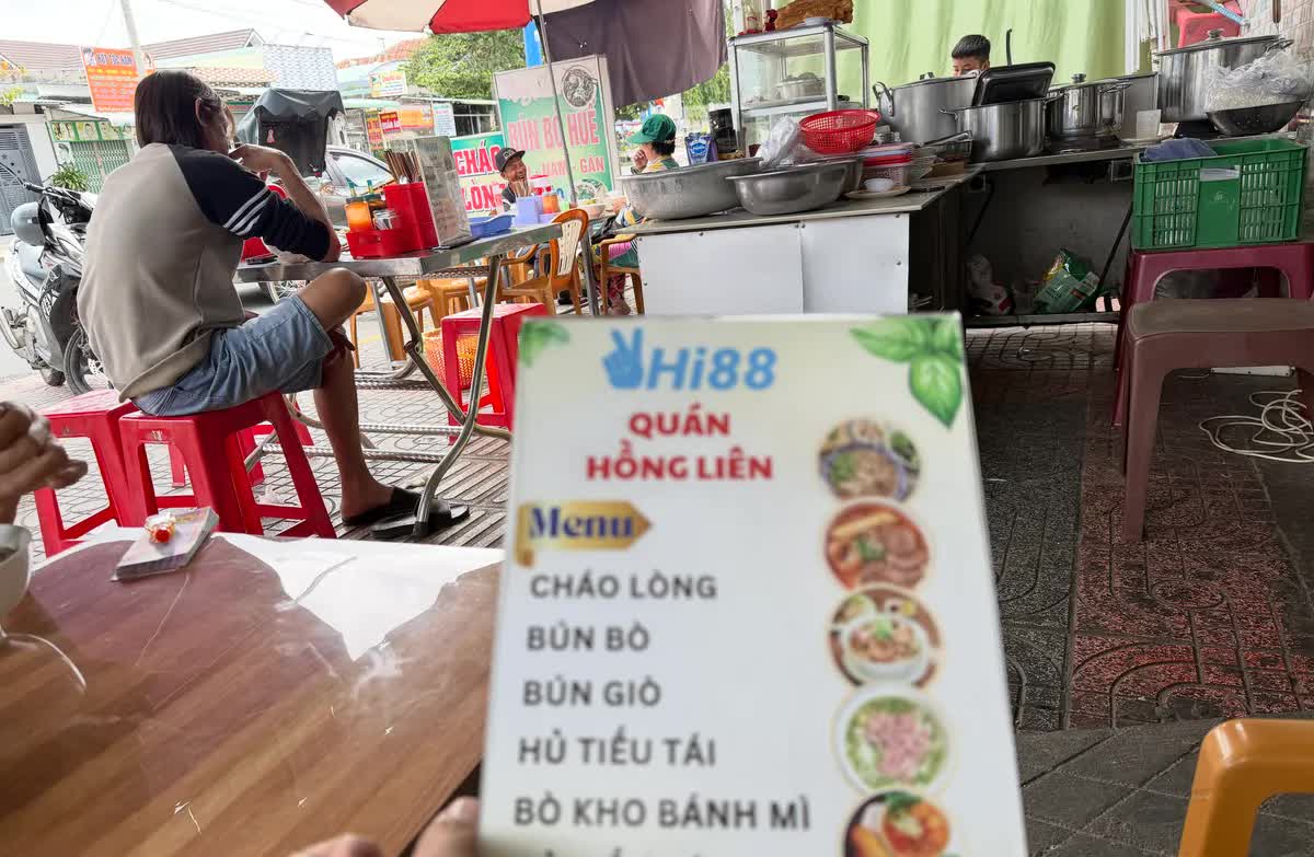 TP Hồ Chí Minh: Quảng cáo cờ bạc trá hình len lỏi từ MV đến quán ăn, tiệm tạp hóa- Ảnh 4. TP Hồ Chí Minh: Quảng cáo cờ bạc trá hình len lỏi từ MV đến quán ăn, tiệm tạp hóa- Ảnh 4.