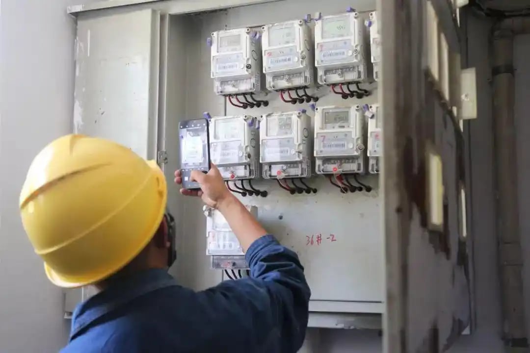 Tắt hết thiết bị điện trong nhà nhưng c…