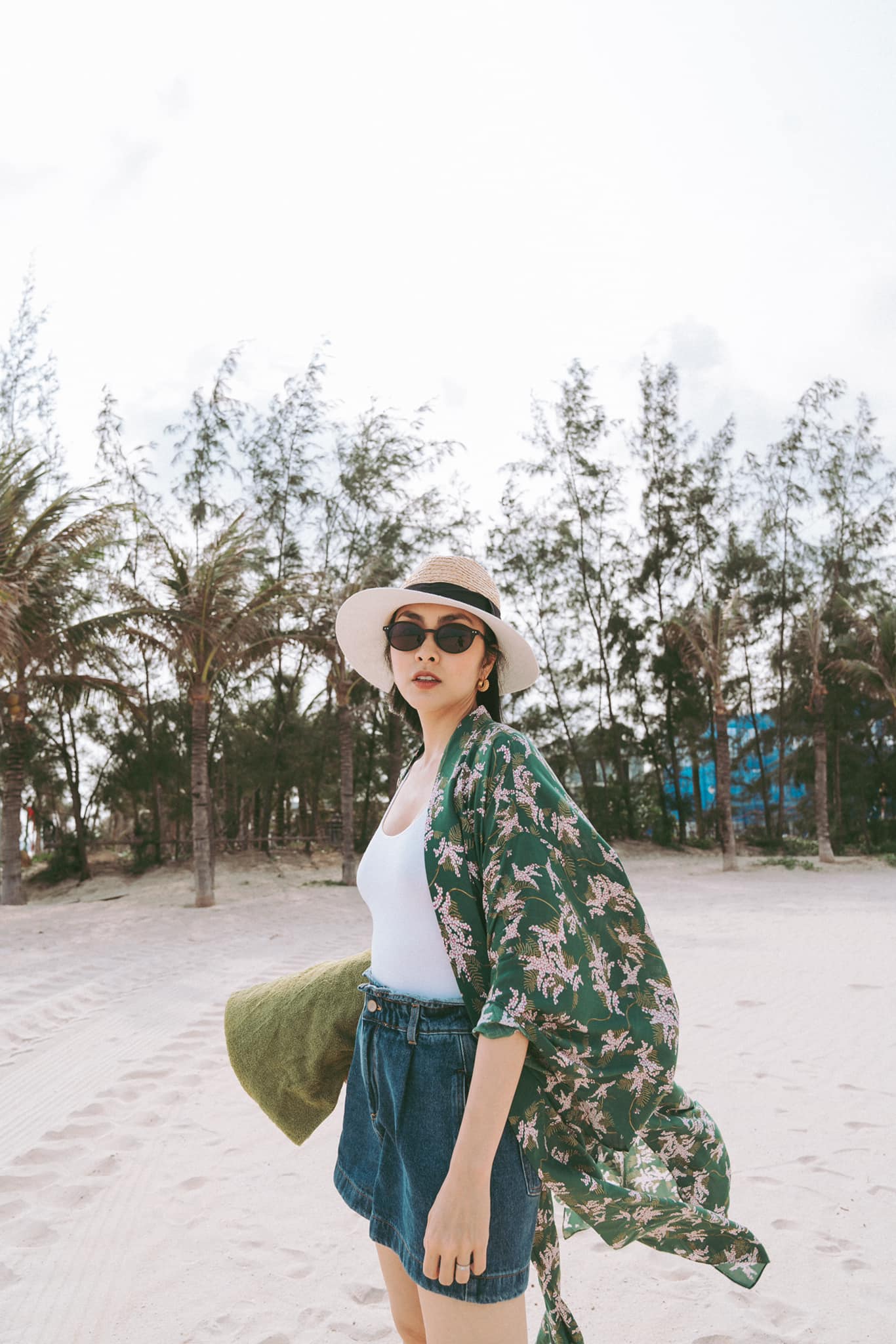 Dâu hào môn Tăng Thanh Hà khoe chân dài nuột nà, khí chất sang chảnh trên sân pickleball, U40 vẫn là 