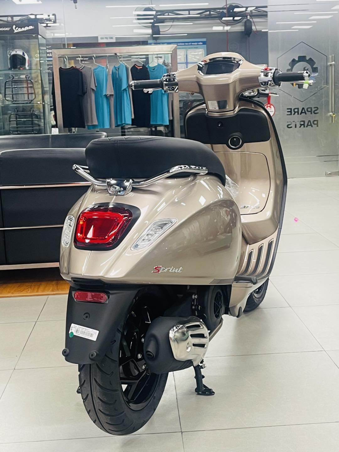 Vừa về đại lý lô xe tay ga Ý màu độc lạ giá ưu đãi, ngập công nghệ: Chìa thông minh mở cốp từ xa như ô tô- Ảnh 5.