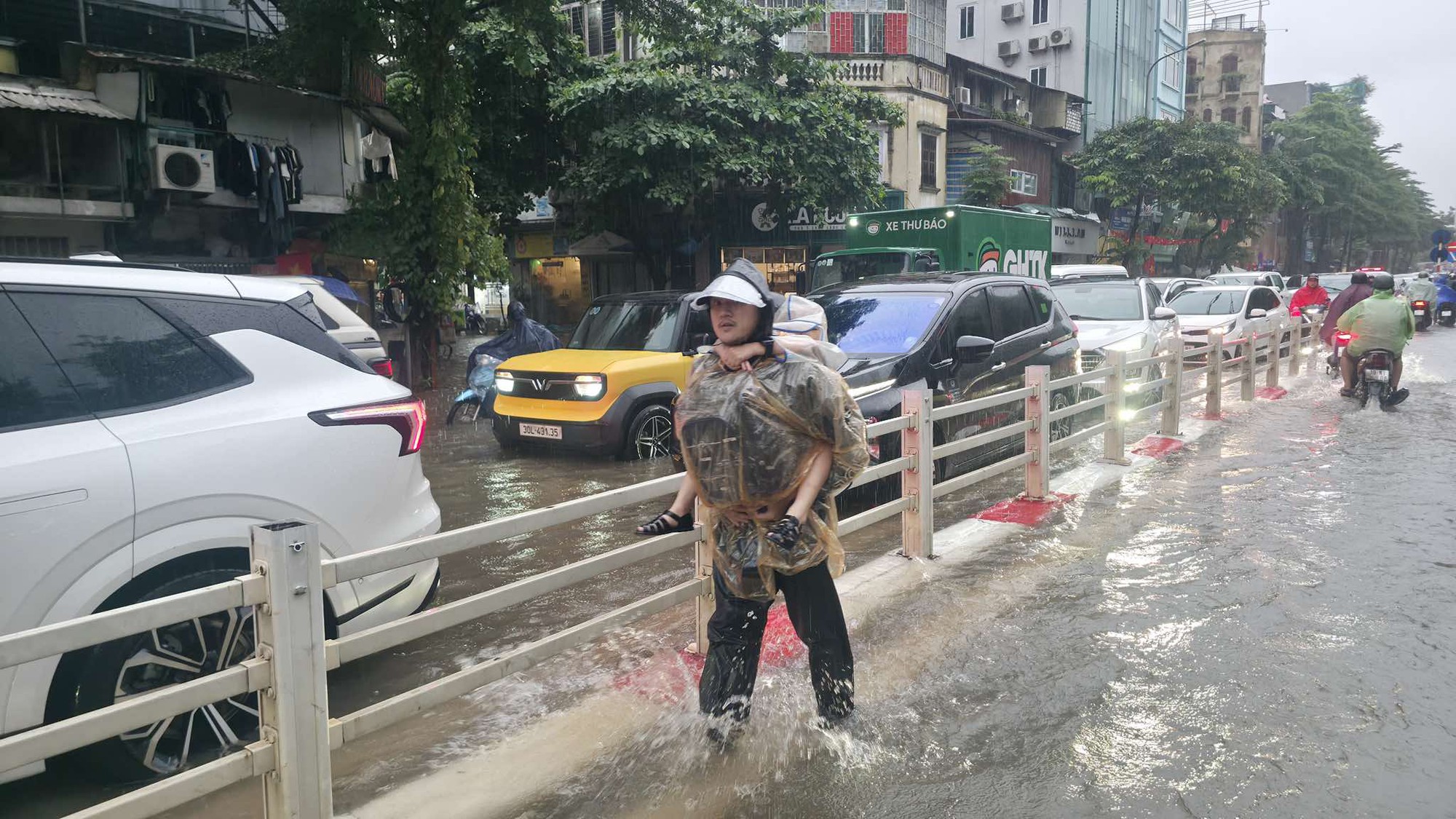Mưa lớn, nhiều học sinh phải ở lại trường qua đêm: Sở GD&ĐT Hà Nội giải thích lý do phản ứng chậm- Ảnh 1. Mưa lớn, nhiều học sinh phải ở lại trường qua đêm: Sở GD&ĐT Hà Nội giải thích lý do phản ứng chậm- Ảnh 1.