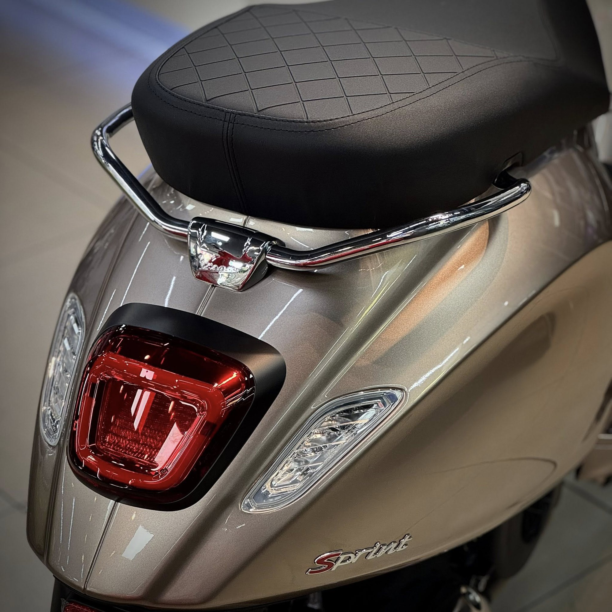 Vừa về đại lý lô xe tay ga Ý màu độc lạ giá ưu đãi, ngập công nghệ: Chìa thông minh mở cốp từ xa như ô tô- Ảnh 4.