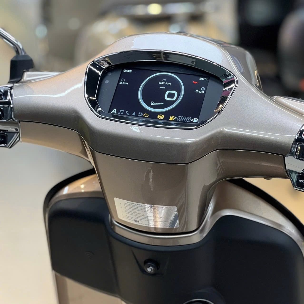 Vừa về đại lý lô xe tay ga Ý màu độc lạ giá ưu đãi, ngập công nghệ: Chìa thông minh mở cốp từ xa như ô tô- Ảnh 2.