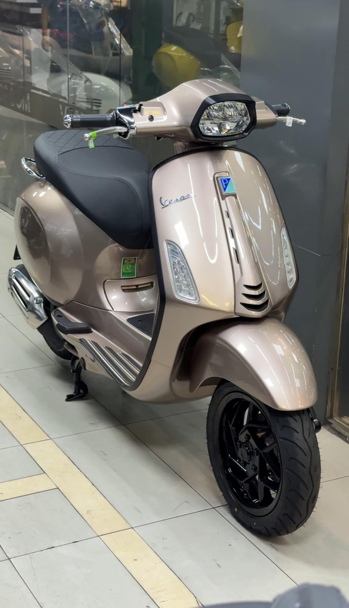 Vừa về đại lý lô xe tay ga Ý màu độc lạ giá ưu đãi, ngập công nghệ: Chìa thông minh mở cốp từ xa như ô tô- Ảnh 1.