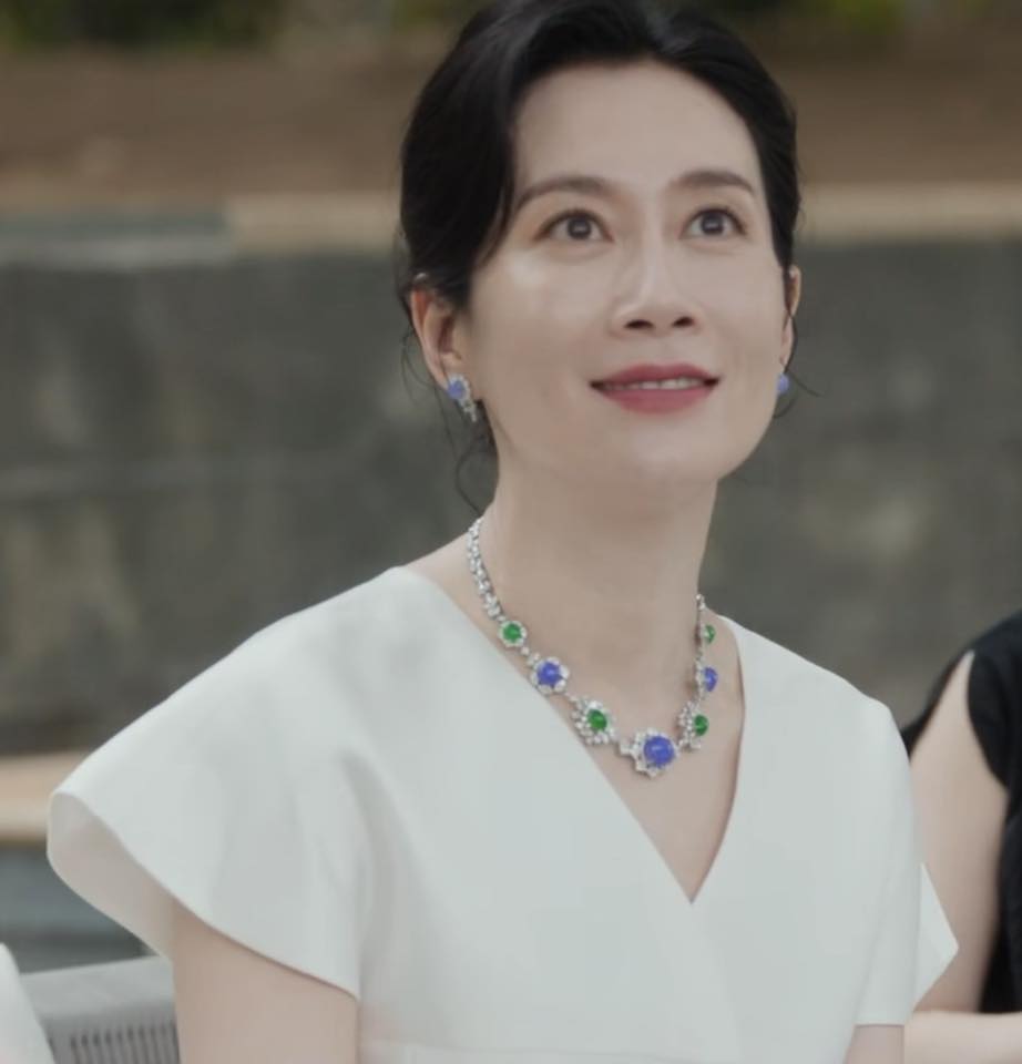 Nhìn cách "mẹ chồng hào môn" của Triệu Lộ Tư diện trang sức mới hiểu: NGỌC chính là đỉnh cao sự xa hoa của giới thượng lưu Trung Quốc- Ảnh 2.