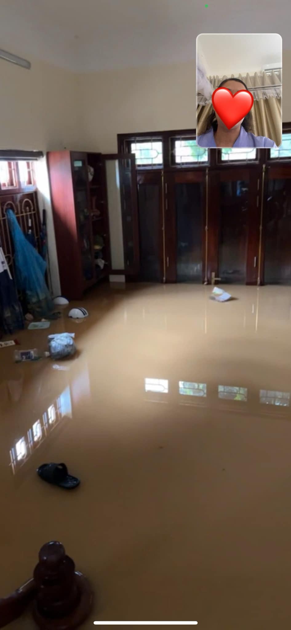 Nhà Hoa hậu Lương Thuỳ Linh ở Cao Bằng bị ngập sâu, cảnh tượng bên trong khiến nàng hậu thốt lên "quá xót xa"- Ảnh 3. Nhà Hoa hậu Lương Thuỳ Linh ở Cao Bằng bị ngập sâu, cảnh tượng bên trong khiến nàng hậu thốt lên "quá xót xa"- Ảnh 3.