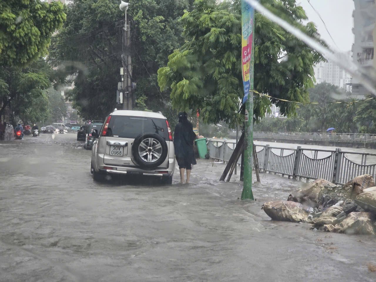 Clip khắp đường phố Hà Nội ngập như sông, nước ngang người, ô tô đang đi chết máy nổi lềnh bềnh- Ảnh 4. Clip khắp đường phố Hà Nội ngập như sông, nước ngang người, ô tô đang đi chết máy nổi lềnh bềnh- Ảnh 4.