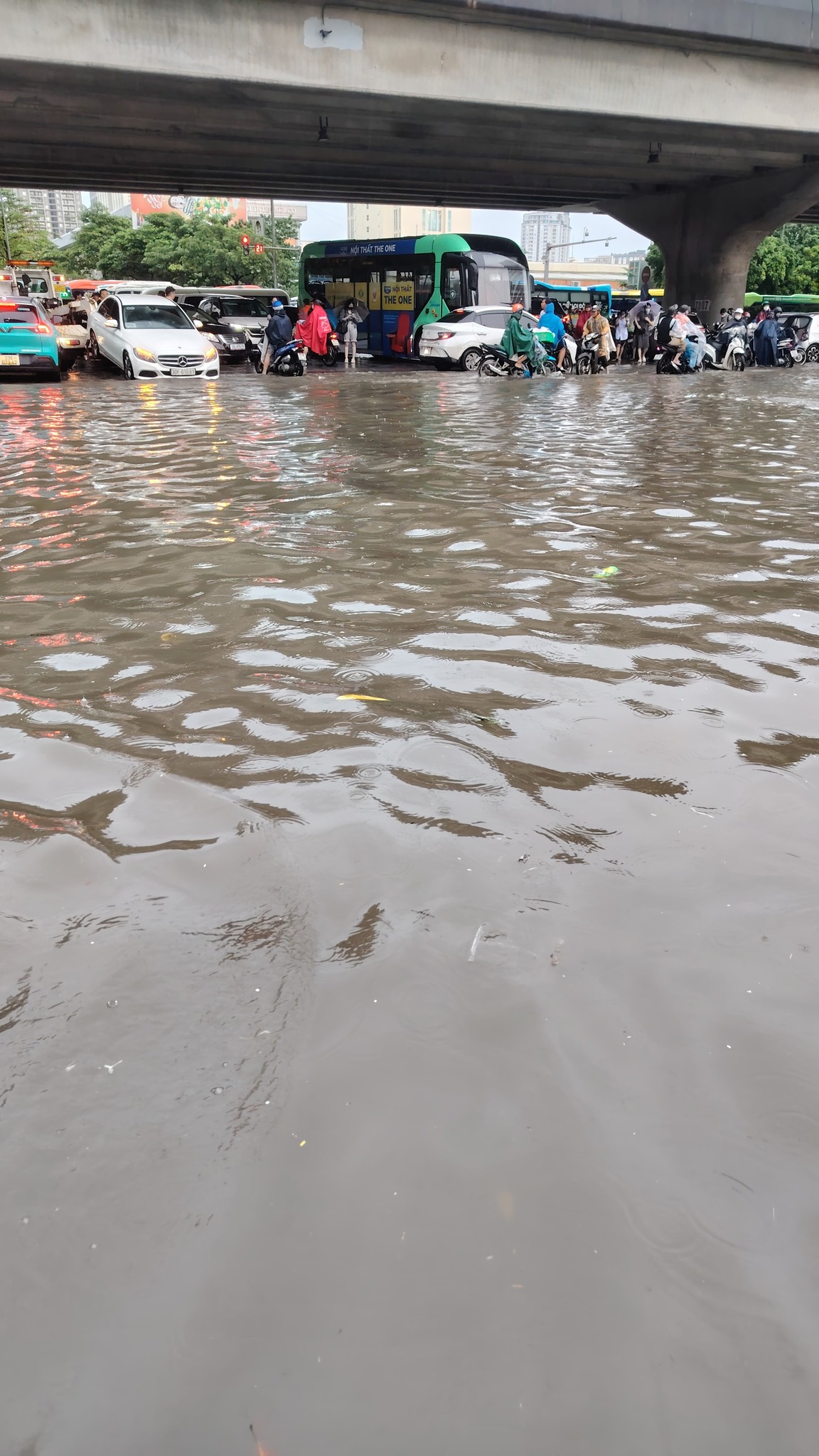 Clip khắp đường phố Hà Nội ngập như sông, nước ngang người, ô tô đang đi chết máy nổi lềnh bềnh- Ảnh 6. Clip khắp đường phố Hà Nội ngập như sông, nước ngang người, ô tô đang đi chết máy nổi lềnh bềnh- Ảnh 6.