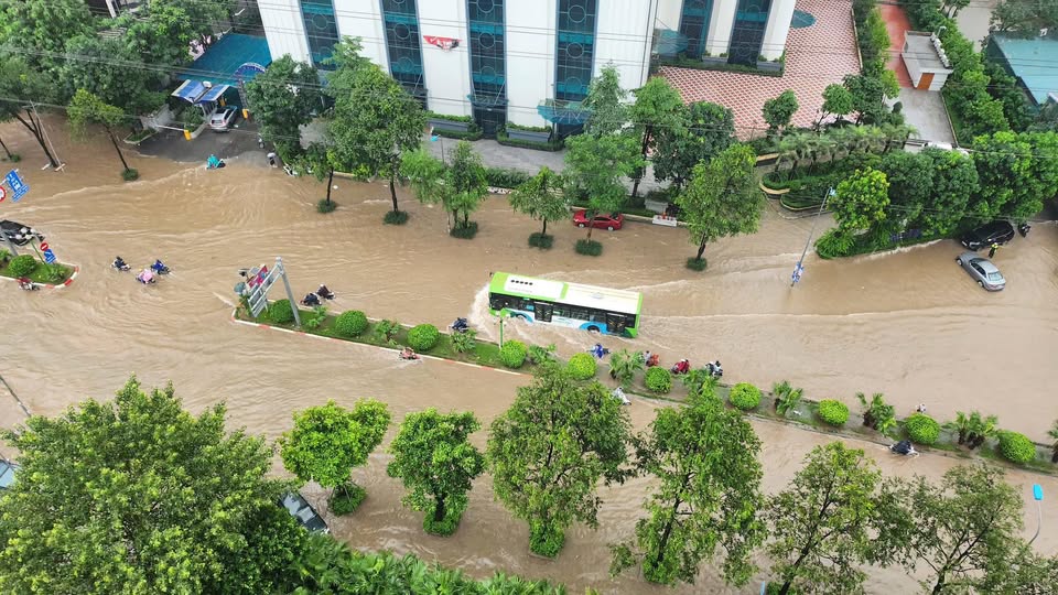 Clip khắp đường phố Hà Nội ngập như sông, nước ngang người, ô tô đang đi chết máy nổi lềnh bềnh- Ảnh 5. Clip khắp đường phố Hà Nội ngập như sông, nước ngang người, ô tô đang đi chết máy nổi lềnh bềnh- Ảnh 5.