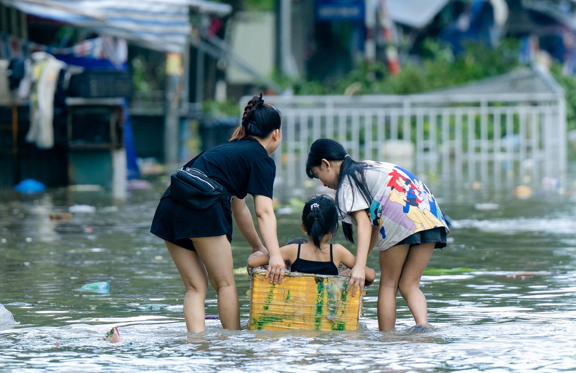Khi ta còn được về nhà- Ảnh 6. Khi ta còn được về nhà- Ảnh 6.