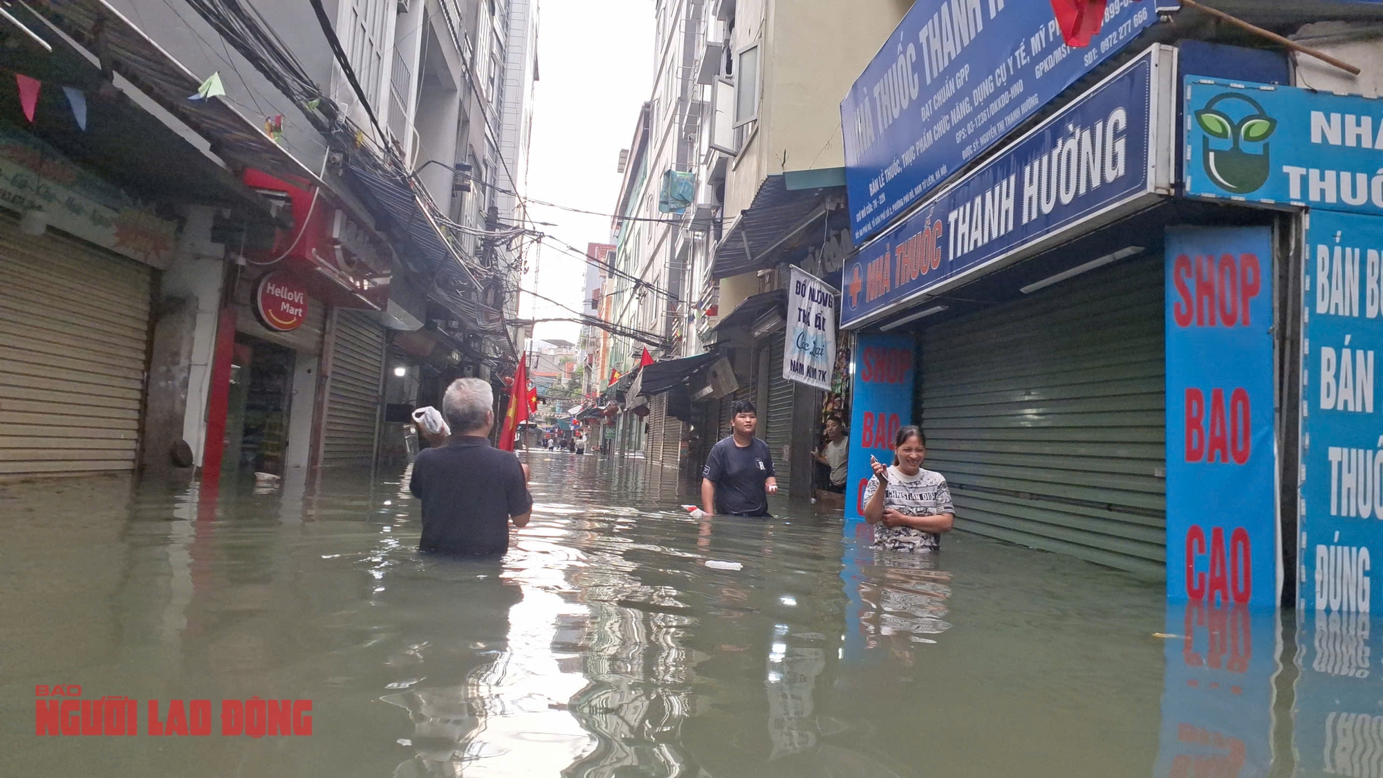 VIDEO: Sáng nay nhiều điểm tại Hà Nội vẫn ngập nặng, người dân lội nước đến thắt lưng- Ảnh 1. VIDEO: Sáng nay nhiều điểm tại Hà Nội vẫn ngập nặng, người dân lội nước đến thắt lưng- Ảnh 1.