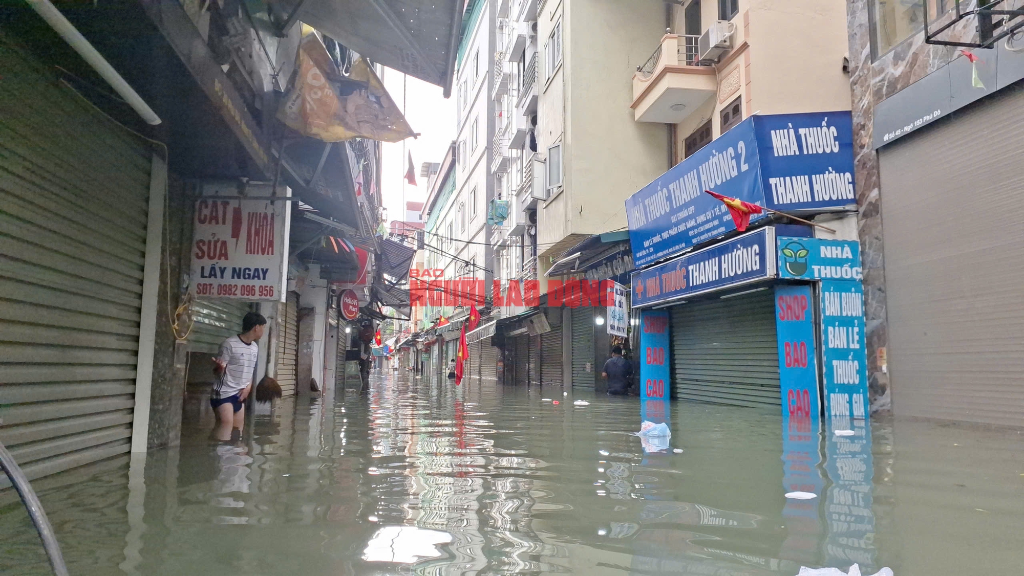 VIDEO: Sáng nay nhiều điểm tại Hà Nội vẫn ngập nặng, người dân lội nước đến thắt lưng- Ảnh 3. VIDEO: Sáng nay nhiều điểm tại Hà Nội vẫn ngập nặng, người dân lội nước đến thắt lưng- Ảnh 3.