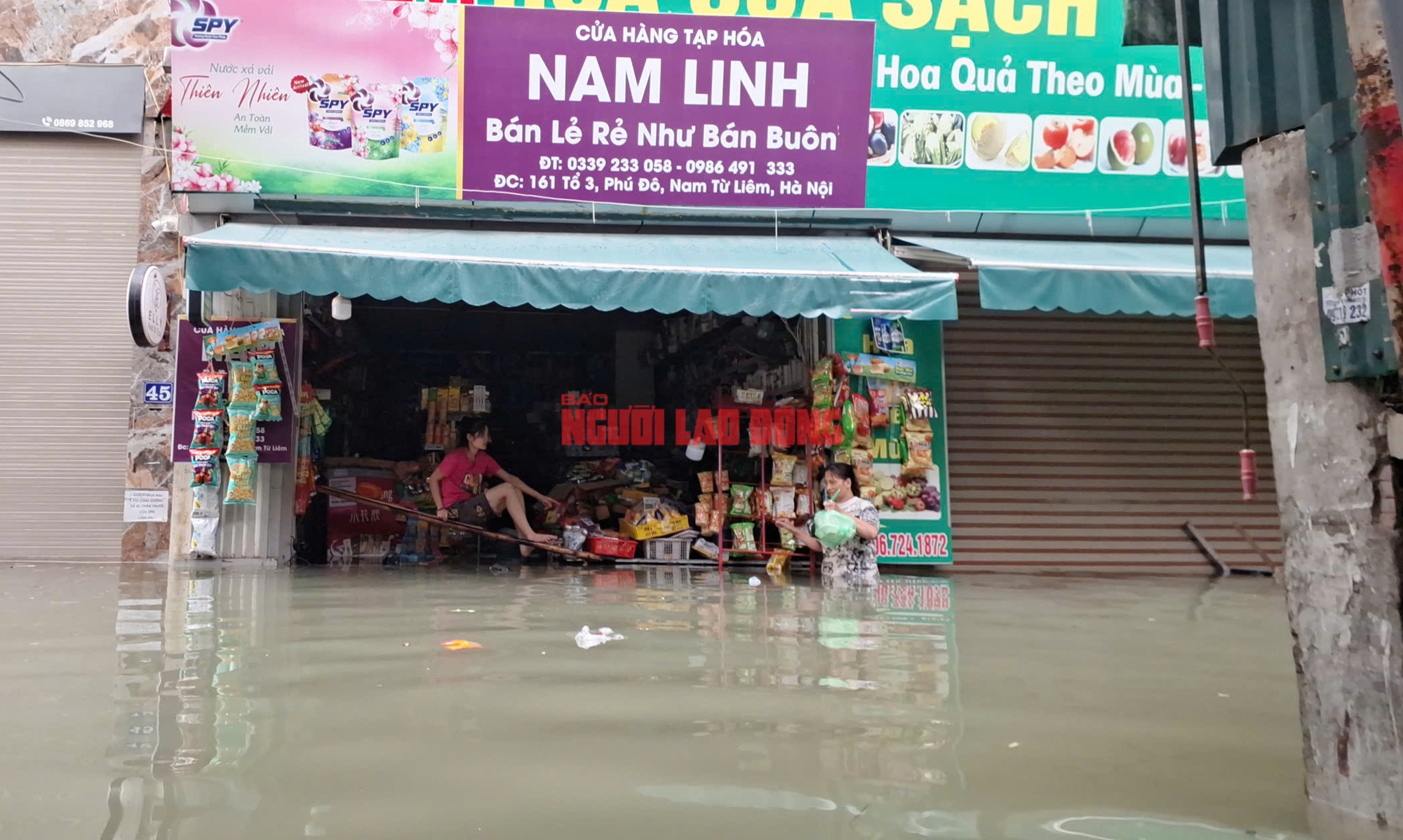 VIDEO: Sáng nay nhiều điểm tại Hà Nội vẫn ngập nặng, người dân lội nước đến thắt lưng- Ảnh 4. VIDEO: Sáng nay nhiều điểm tại Hà Nội vẫn ngập nặng, người dân lội nước đến thắt lưng- Ảnh 4.