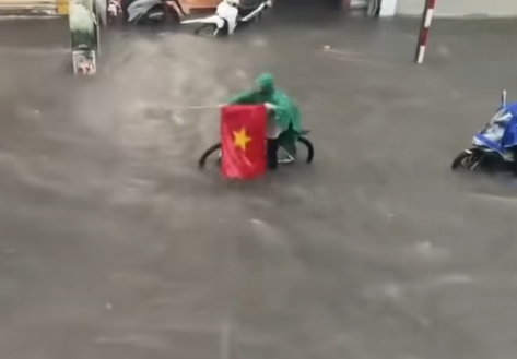 Hình ảnh ĐẸP NHẤT trong trận mưa ngập lịch sử ở Hà Nội hôm qua!- Ảnh 2. Hình ảnh ĐẸP NHẤT trong trận mưa ngập lịch sử ở Hà Nội hôm qua!- Ảnh 2.