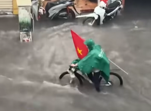 Hình ảnh ĐẸP NHẤT trong trận mưa ngập lịch sử ở Hà Nội hôm qua!- Ảnh 3. Hình ảnh ĐẸP NHẤT trong trận mưa ngập lịch sử ở Hà Nội hôm qua!- Ảnh 3.