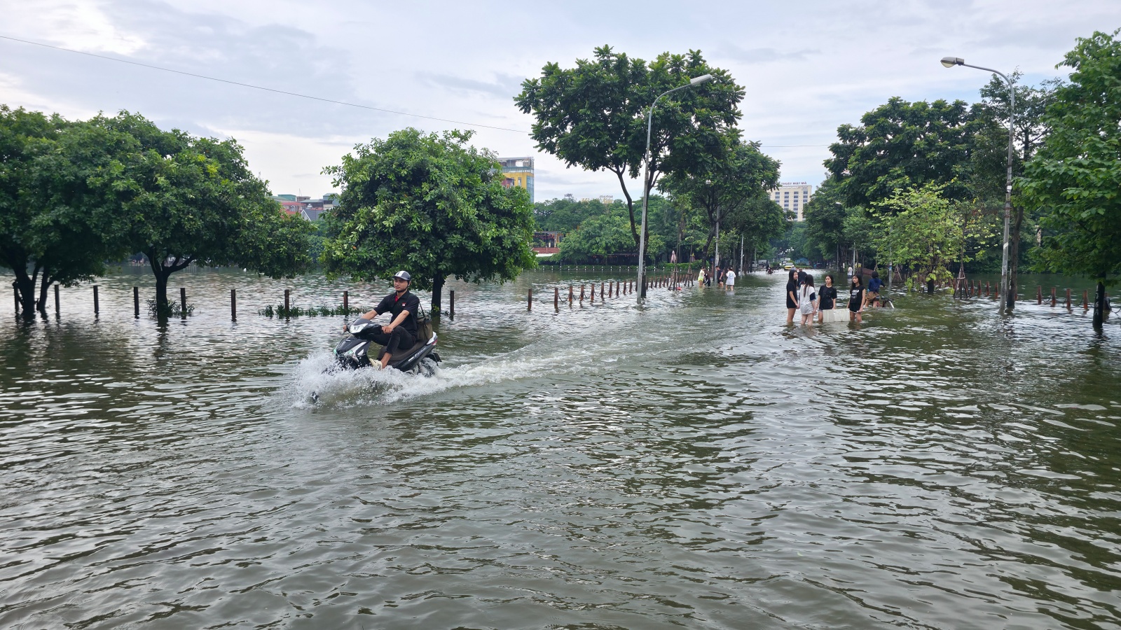 Cảnh lạ ở "Vịnh Văn Quán" sau ngày mưa xối xả: Phố xá mênh mông nước, trẻ em rủ nhau vầy nước, bắt cá- Ảnh 1.