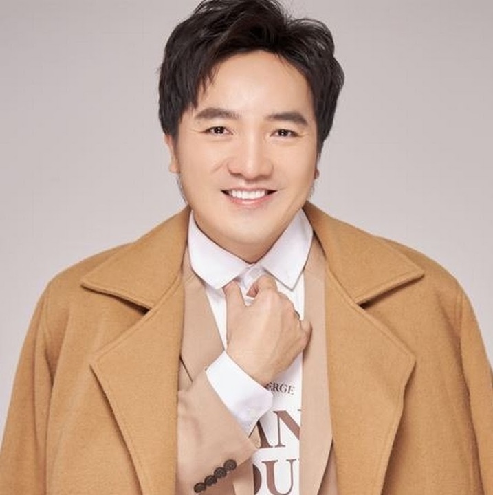 Nam ca sĩ mua cả khách sạn TP.HCM, có lúc khóa trái cửa không gặp vợ con- Ảnh 2.